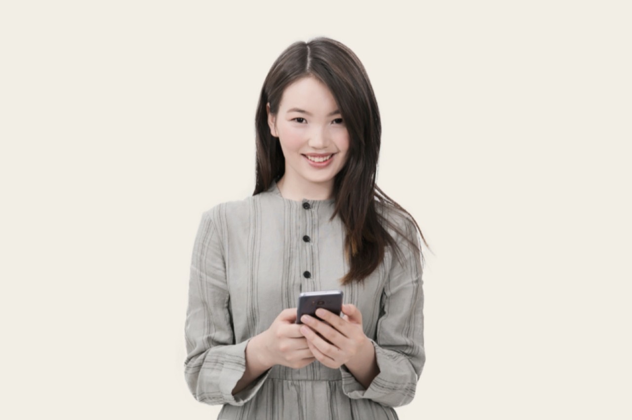 Una mujer mira su teléfono móvil con expresión seria (imagen de archivo)